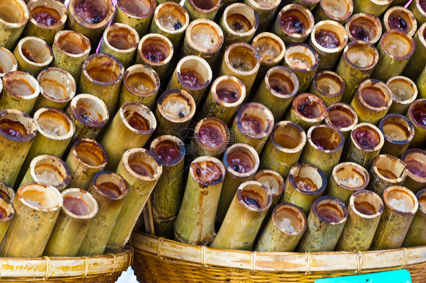 在竹关上烤熟的米饭烹饪竹子文化火炉甜点小吃浸泡木炭椰子糖类图片