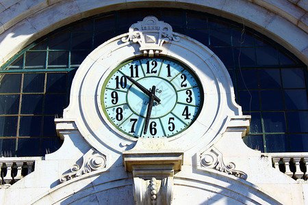 大楼外墙的时钟详细记录背景图片