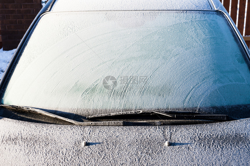 完全覆盖的车挡风玻璃上的霜霜摩托车车辆水晶冻结窗户雪花天气蓝色玻璃冰镇图片