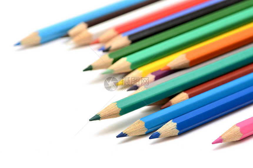 白色背景上孤立的彩色铅笔特写棕色乐器绘画教育紫色光谱橙子木头学校蜡笔图片