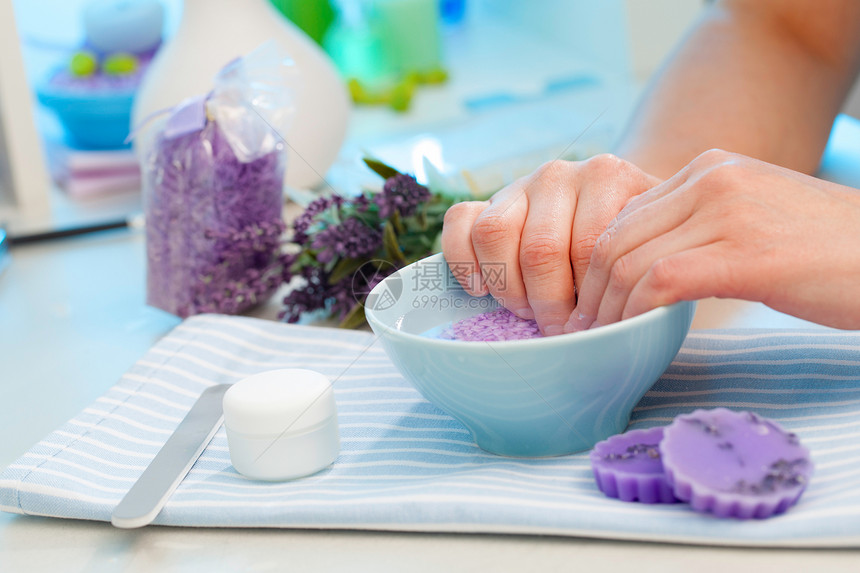 客户先用她的手浸在一碗香水里卫生桌子女士肥皂手浴护理身体工作室沙龙美丽图片