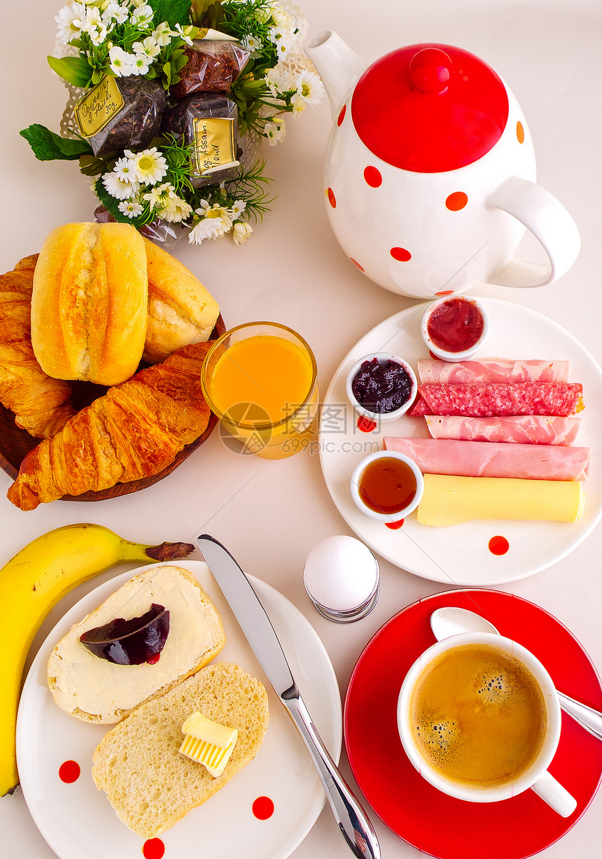 非洲大陆早餐早餐奶油棕色羊角橙汁咖啡黄油蛋糕面包糕点盘子图片