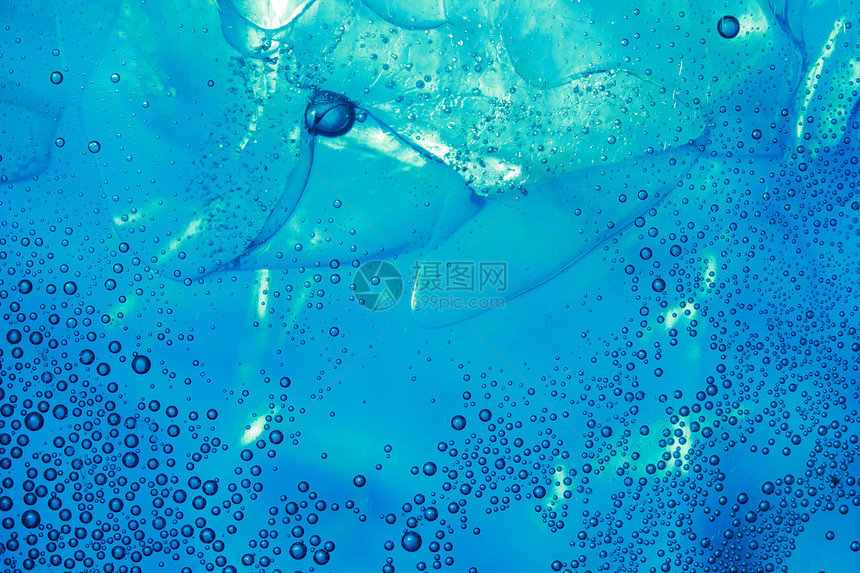 在蓝水中宏观流动水平气泡液体水晶墙纸玻璃蓝色坡度图片