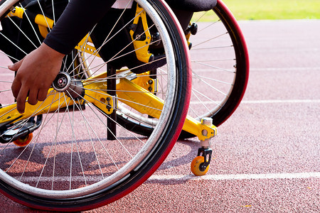 赛道上的轮椅运动员运动火车车轮背景图片