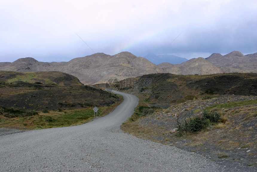 智利的泥土路草原全景小路泥路农村踪迹彩虹国家荒野风景图片