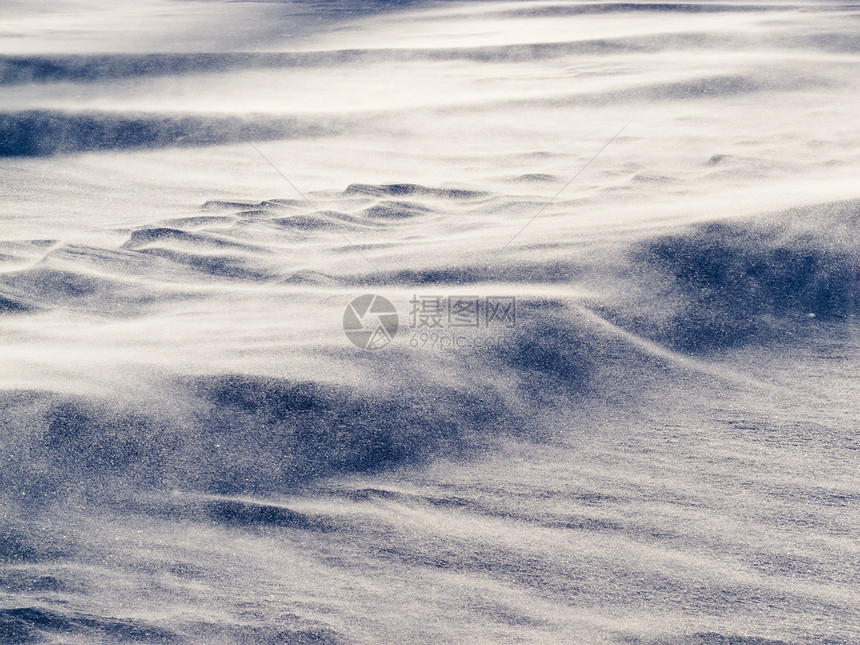 风飘雪 在雪地表面重飞雪堆礁石阳光积雪雪层气候阴影漂移飞行降雪图片
