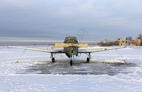冬季在机场停放飞机高清图片