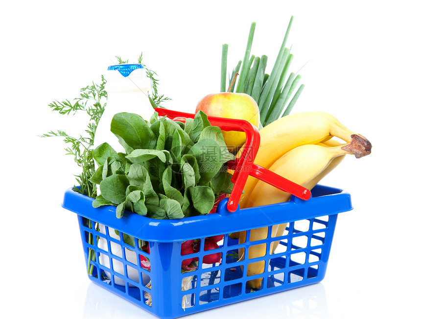 装满杂货的蓝色红色购物篮市场瓶子蔬菜大车绿色饮食盒子辣椒萝卜商业图片