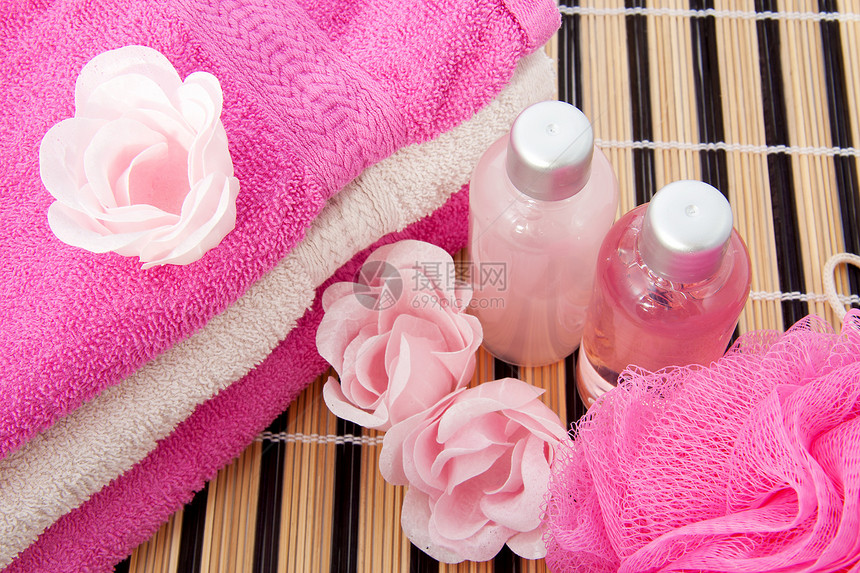 特写时的粉粉SPA配件玫瑰浴室产品液体蒸汽沐浴露身体毛巾打扫瓶子图片