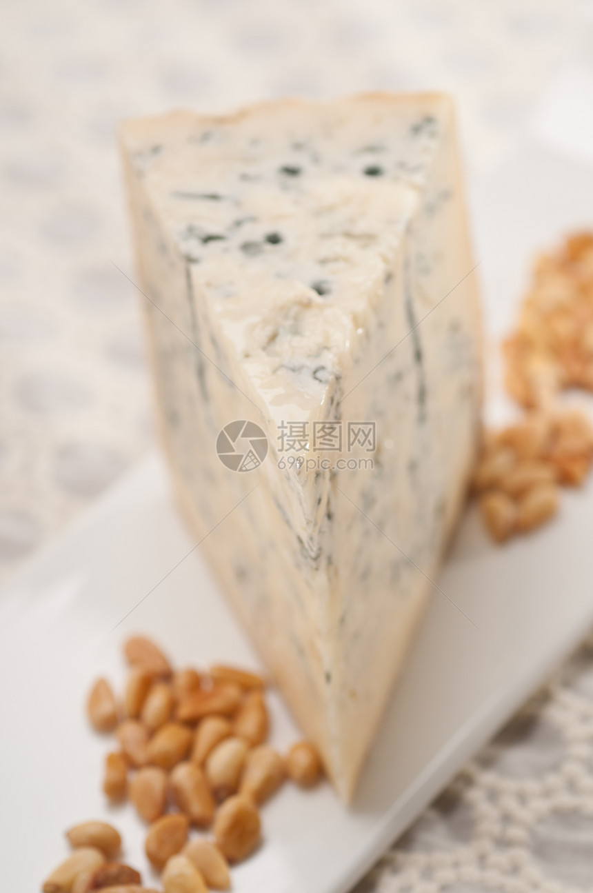 新鲜切干酪和松果羊乳工作室木板早餐牛奶模具产品奶制品三角形蓝色图片
