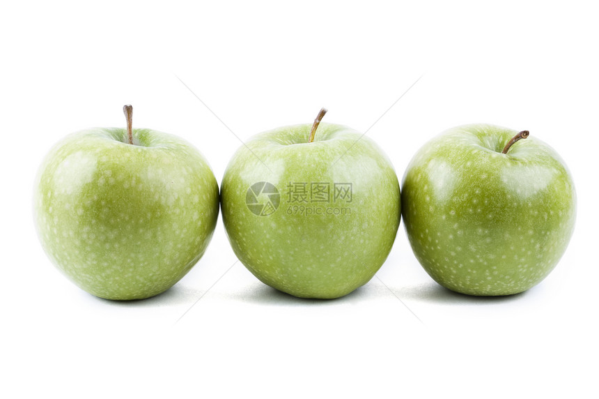 连续三个孤立的绿苹果图片