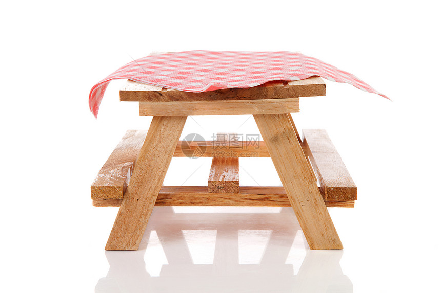 带桌布的空野餐桌桌子红色工作室木头图片