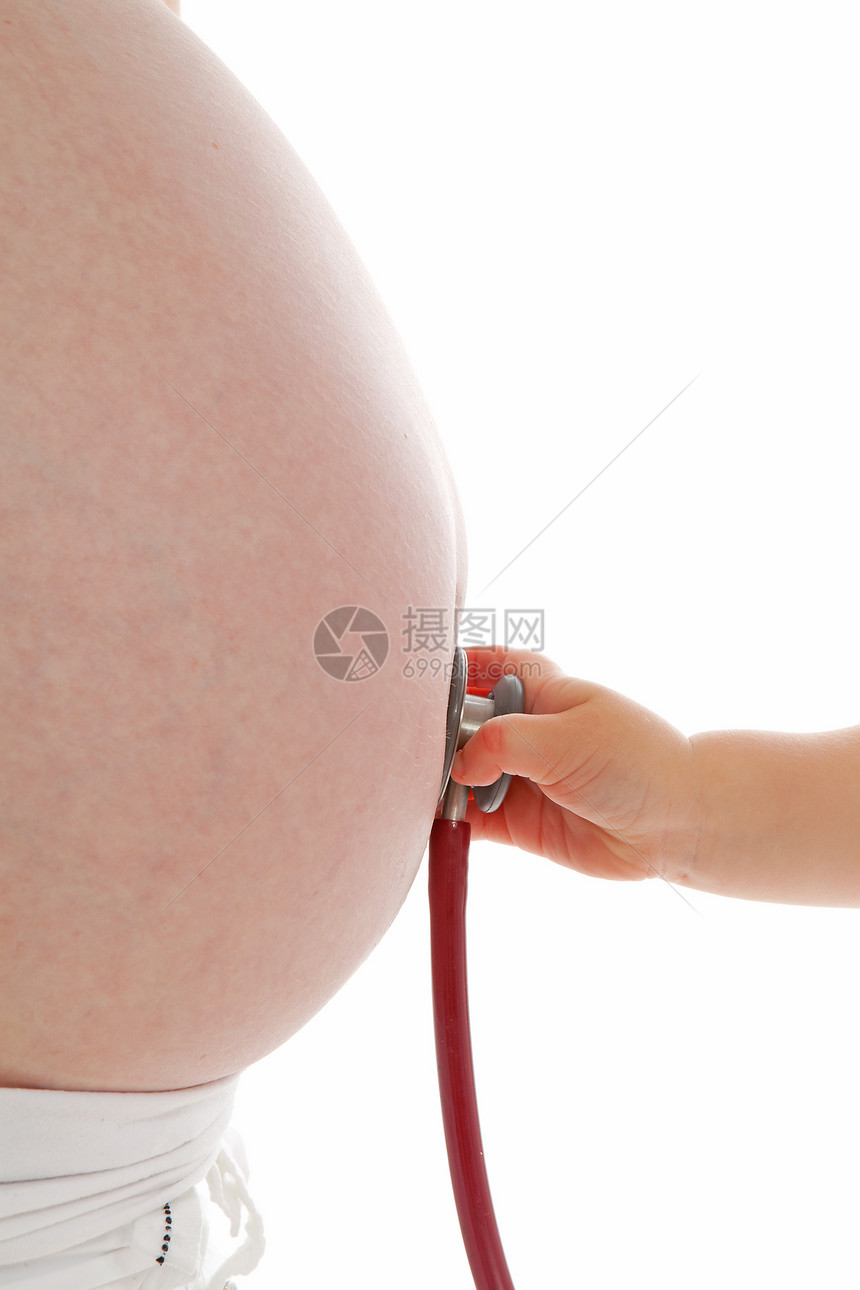 儿童在怀孕肚子上手用听诊器腹部母性生活父母婴儿分娩投标孩子母亲图片