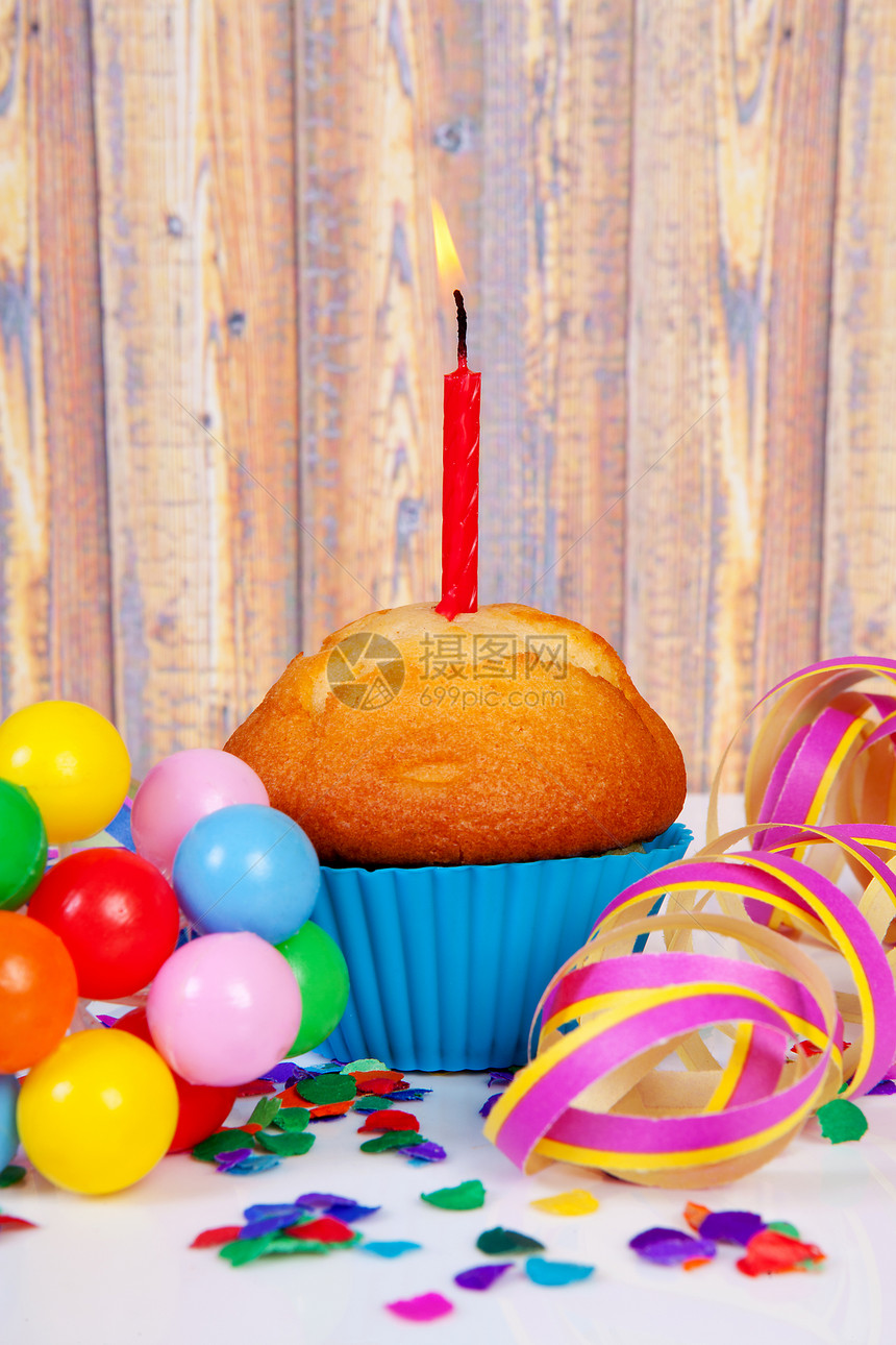 生日蛋糕和蜡烛蛋糕馅饼气球飘带庆典面包甜点派对图片