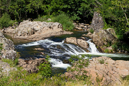 河中小瀑布背景图片