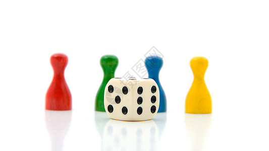 4个彩色的白骰子当铺黄色红色立方体白色介子绿色蓝色游戏乐趣背景图片