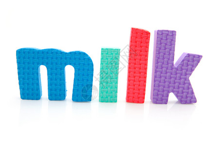 泡沫字母中的单体牛奶背景图片