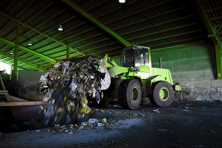 回收 利用推土机收集垃圾的概览高清图片