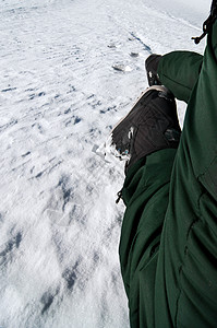 冬季登山挑战冻结顶峰风景登山者运动天空孤独男性成功高度高清图片素材