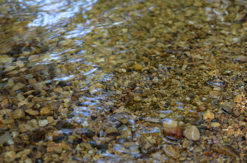 水的紧密处河岸岩石基岩酒店波纹溪流河床薄雾卵石反射图片