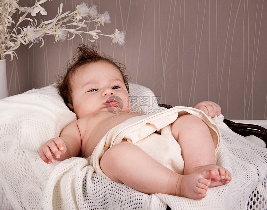 甜甜的婴儿小婴幼儿在篮子毯子上的毛毯上童年蓝色生活男生新生健康孩子卫生格子微笑图片
