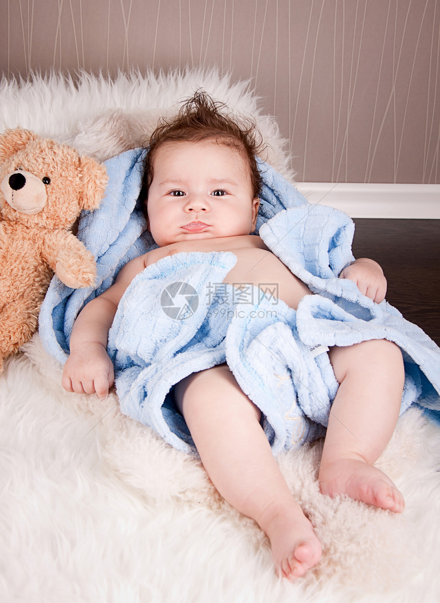 躺在毯子上可爱的婴儿小宝宝微笑快乐女孩孩子皮肤幸福喜悦说谎儿子新生图片