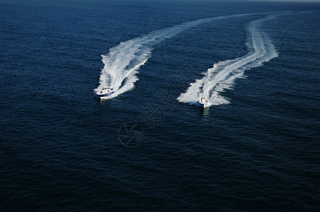 两艘海上赛艇背景图片
