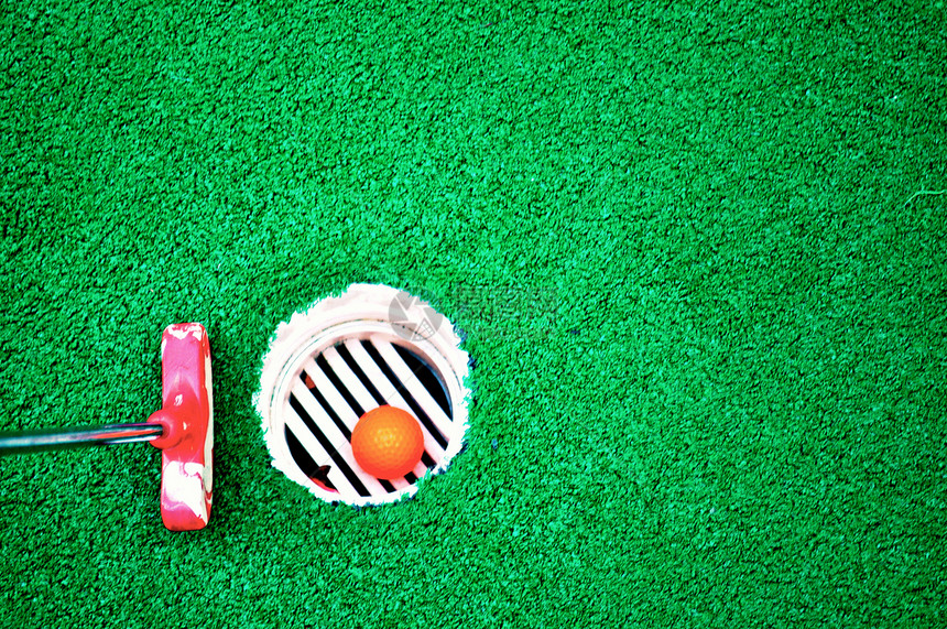 迷微型高尔夫和绿色背景运动高尔夫球草皮图片