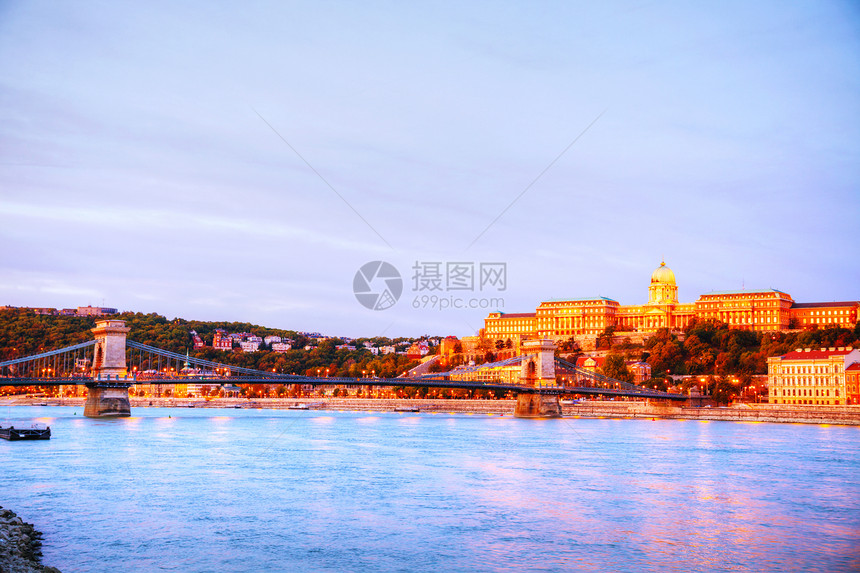 匈牙利布达佩斯Szechenyi悬吊桥全景河岸建筑学城堡旅行首都建筑城市图片