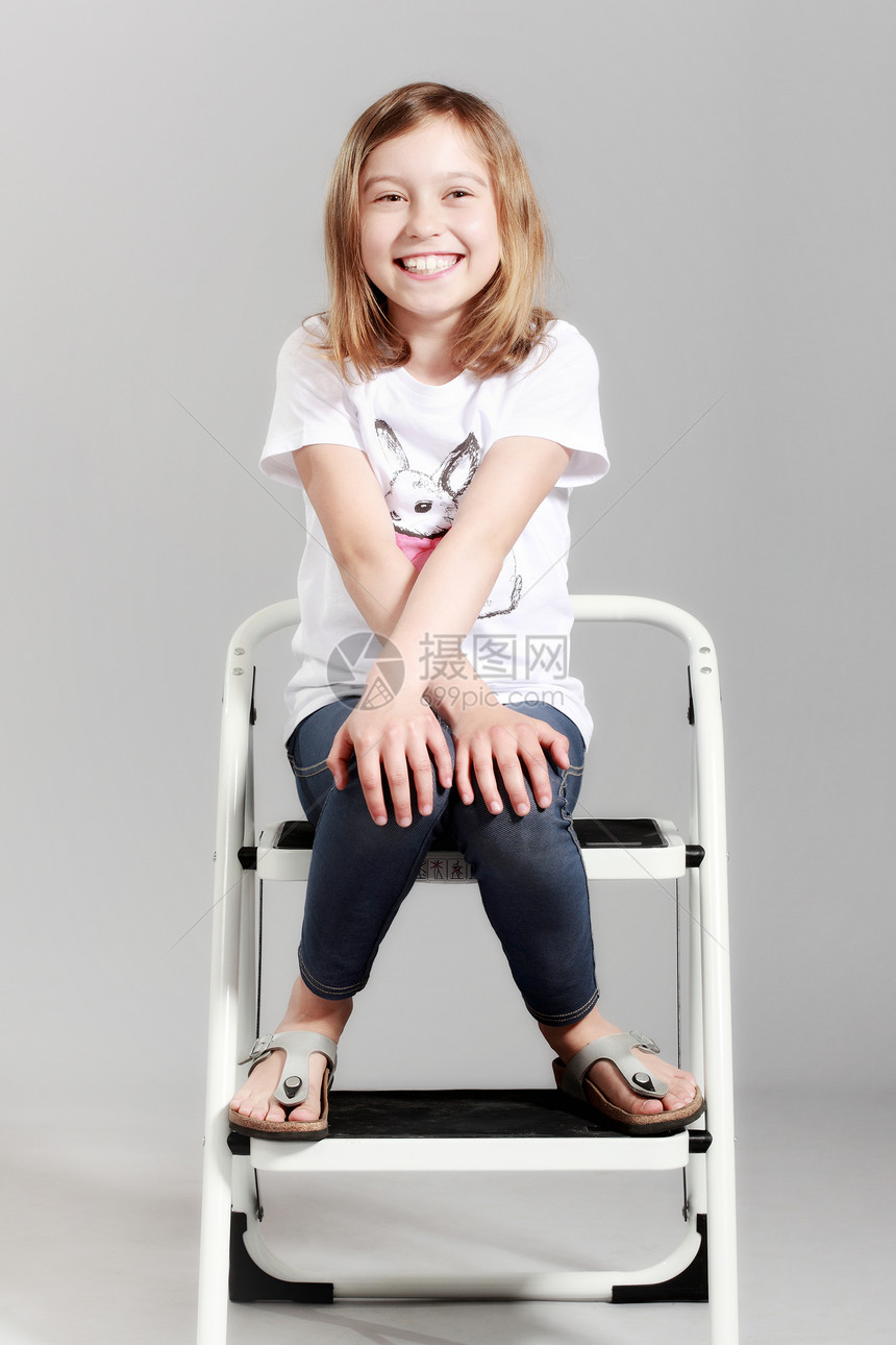 可爱的小女孩青年女性女儿金发喜悦儿童孩子工作室幸福快乐图片