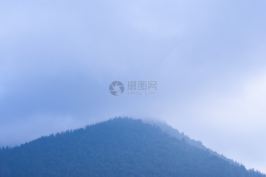 雾覆盖的山峰视图图片