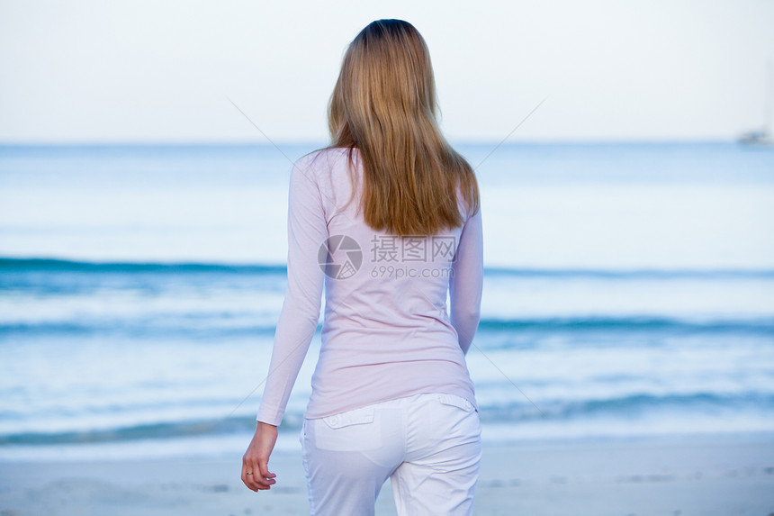 迷人的金发美女 在沙滩上放松闲暇旅行女士海洋热带海岸太阳蓝色成人女性图片