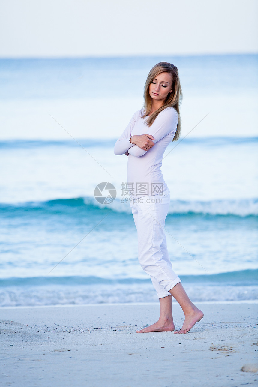 迷人的金发美女 在沙滩上放松女士海洋女性阳光晴天天空女孩闲暇天堂蓝色图片