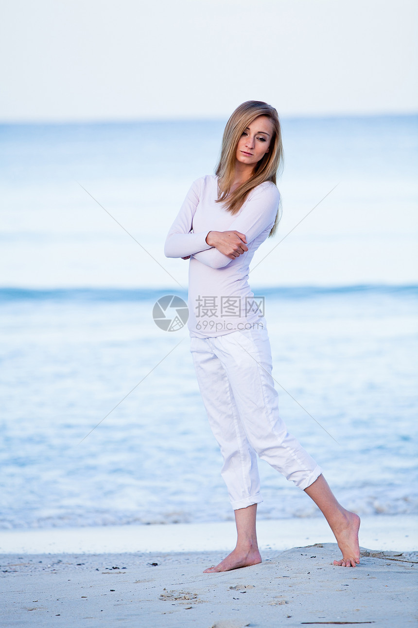迷人的金发美女 在沙滩上放松海洋天堂海岸成人蓝色女士闲暇假期旅行热带图片