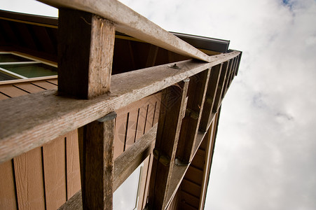 阶梯木头壁板天空倾斜房子背景图片