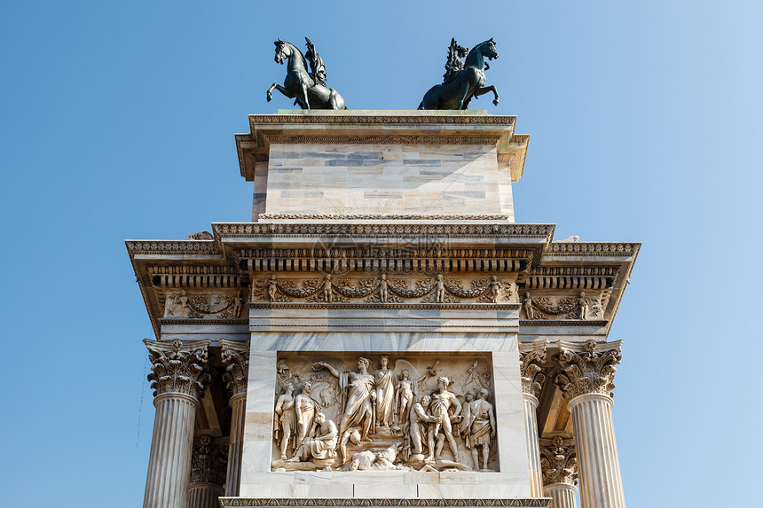 意大利伦巴迪米兰Sempione公园和平拱门天空艺术旅行地标雕像城市观光建筑学大理石公园图片