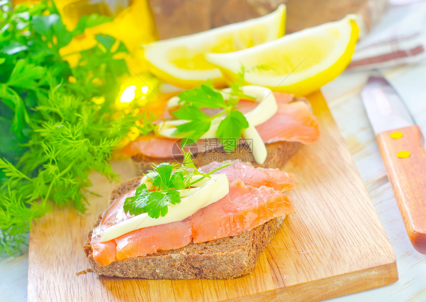 有鲑鱼的面包蔬菜小吃海鲜美食迷迭香食物宏观饮食香葱草药图片