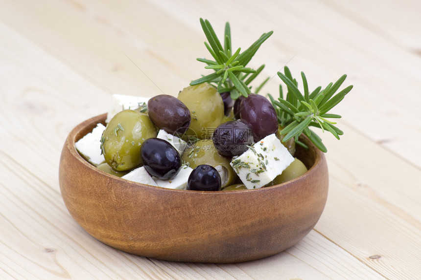 含橄榄油中含有草药的feta奶酪和橄榄草本植物龙蒿原产地百里香美味小屋母羊产品美食盘子图片