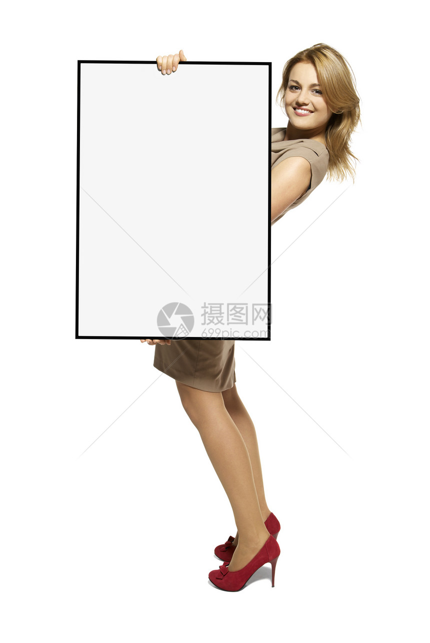 迷人的女人举着空标牌裙子广告牌长方形女性纸板影棚幸福微笑快乐标语图片