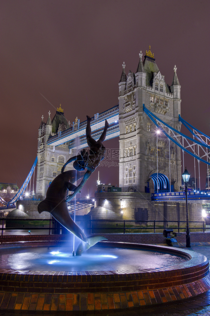 夜幕前 塔桥对面的雕像图片