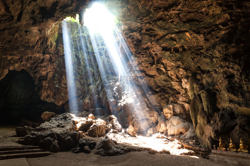 洞穴中的阳光钟乳石岩石石笋耀斑地面反射海洋想像力射线石灰石图片