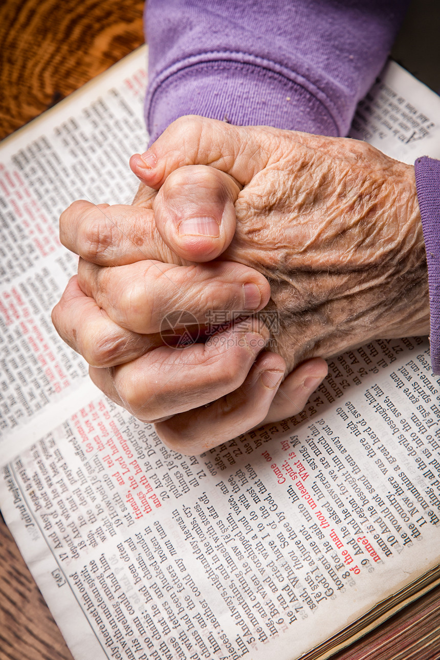 老年妇女对圣经的手手雕祷告经文沉思想法场景教会男性学习概念图片