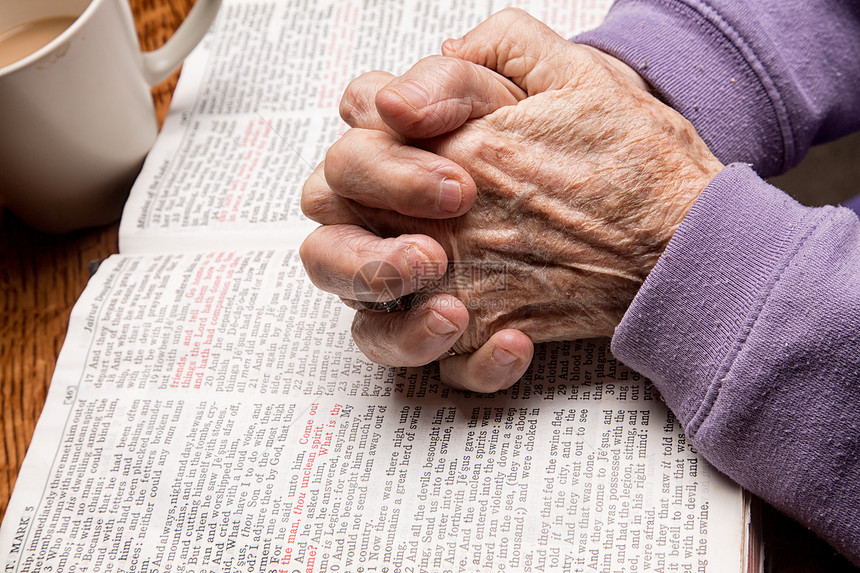 老年妇女对圣经的手家居想法学习咖啡女性祷告象征宗教生活经文图片