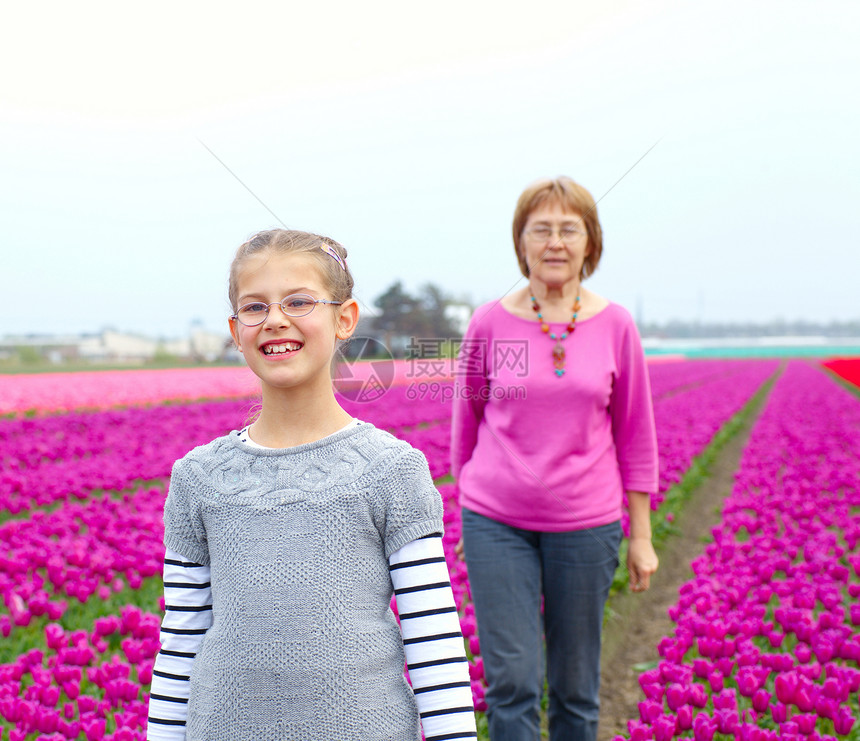 在紫色郁金香田里 和祖母在一起的女孩生活草地探索植物群孩子场地情感童年季节女性图片