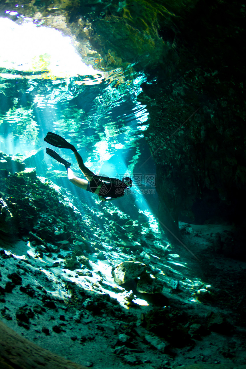 位于Cenote入口的自由潜水员图片