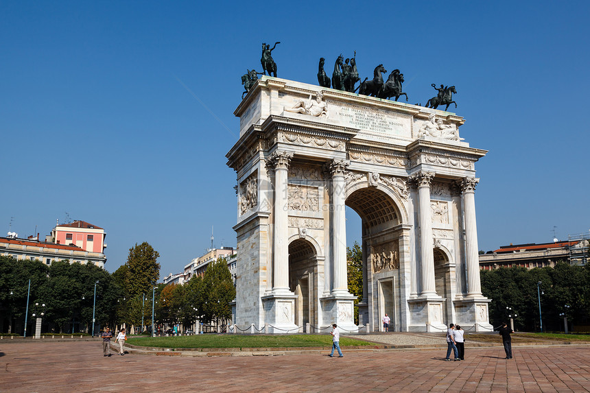 意大利伦巴迪米兰Sempione公园和平拱门城市观光天空半音纪念馆旅游大理石雕像正方形建筑图片