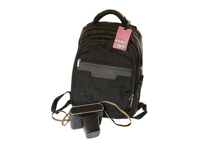 黑色小背包带有标志的包包和白色背景上的相机背景