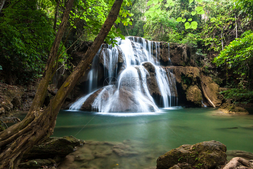 泰国省国家公园瀑布水池小溪美丽国家溪流木头测量公园叶子石头图片