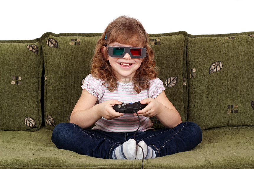 带着3D眼镜的快乐小女孩玩电子游戏控制器视频闲暇喜悦微笑手柄女儿房间安慰孩子图片