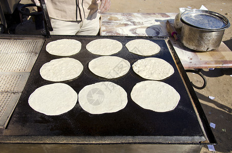 在印度德里市场烤薄饼背景图片